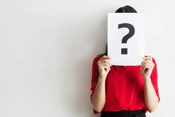 Vezi, auzi, cunoști strigătele copilului tău? | de Costel Oglice 2 anonymous woman holding question mark over face